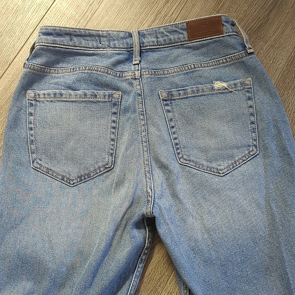 Hollister | High Waist Mom Jeans - Picture 3 of 3